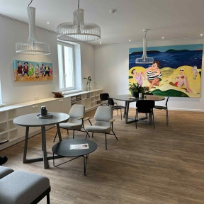 KALAUS galerii avab uue kunstihooaja August Künnapu maalide näitusega „Ravimatu huumor“