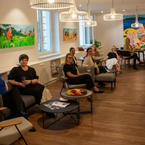 KALAUS galerii avab uue kunstihooaja August Künnapu maalide näitusega „Ravimatu huumor“