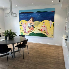 KALAUS galerii avab uue kunstihooaja August Künnapu maalide näitusega „Ravimatu huumor“