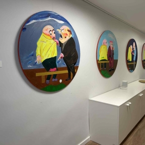 KALAUS galerii avab uue kunstihooaja August Künnapu maalide näitusega „Ravimatu huumor“